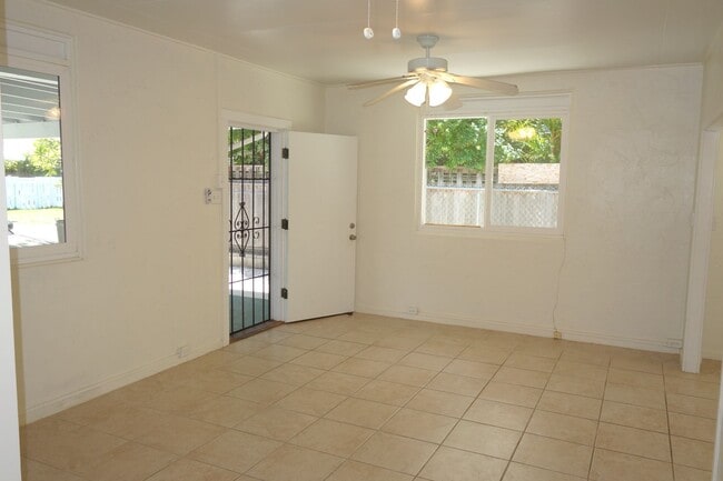Building Photo - Spacious 3 BD / 3 BA House Minutes from Fa...