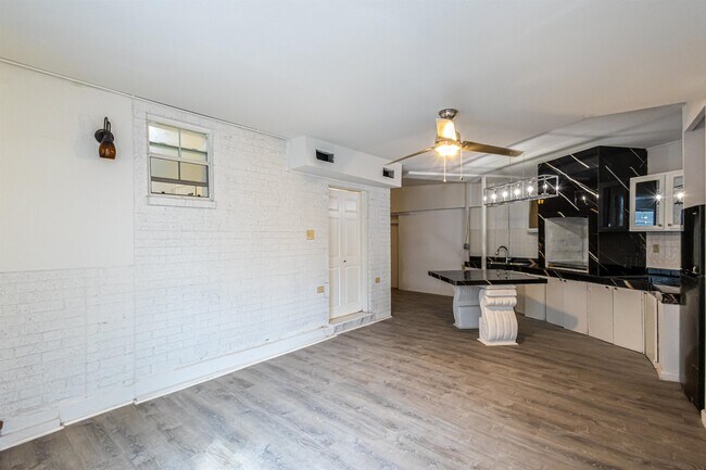 Building Photo - 1420 Corpus Christi St