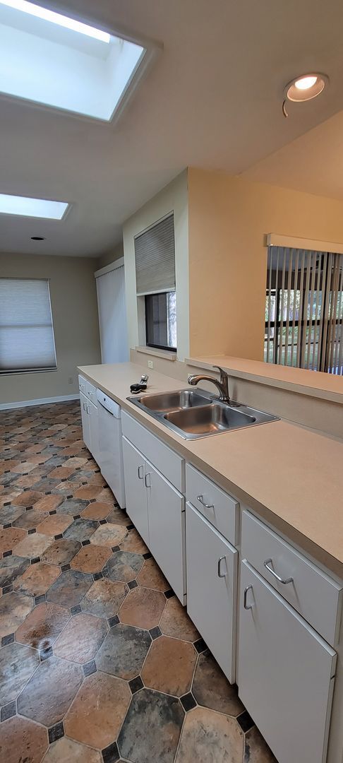 Building Photo - 3/2: Enjoy this nice spacious home in Sunrise.