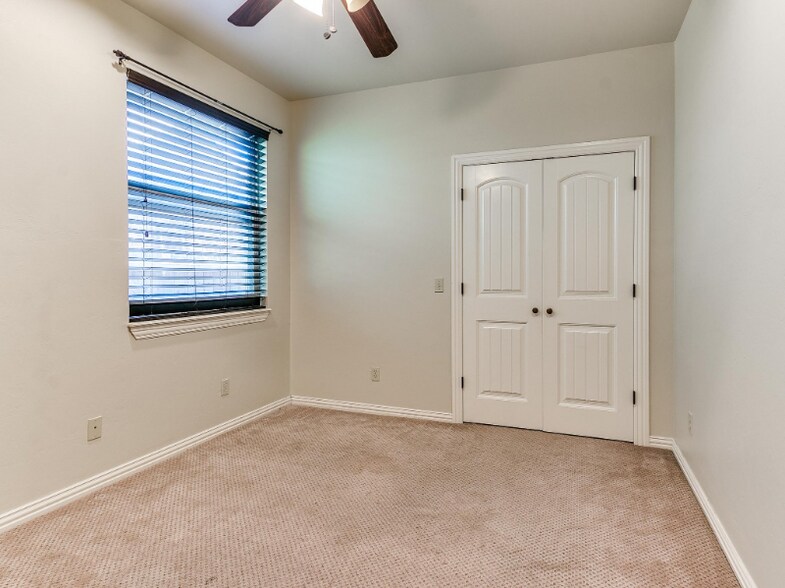 Building Photo - 2525 SE 13th St