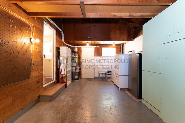 Building Photo - 410 S 116th St
