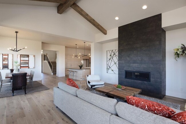Building Photo - Beautiful custom Tripleknot townhome in Te...