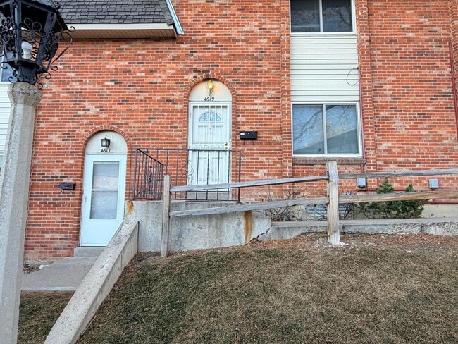 Building Photo - Updated Townhome with Covered Parking!