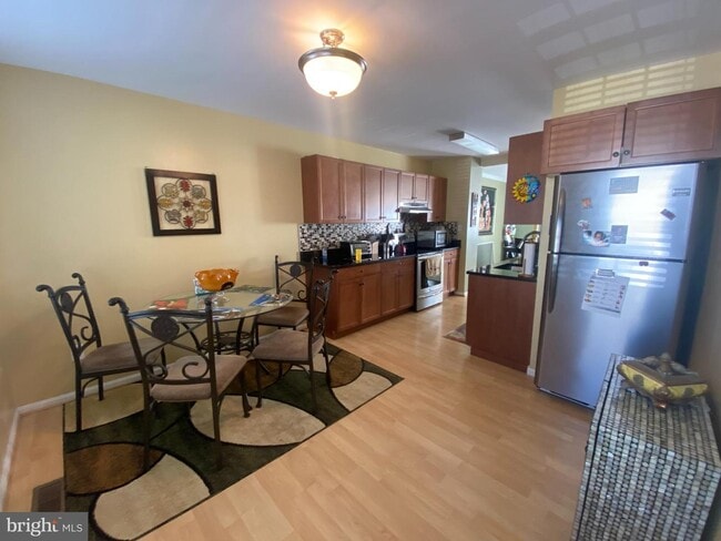 Building Photo - 8207 Stationhouse Ct