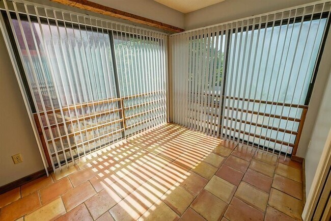 Building Photo - 1800 Nicklaus Dr