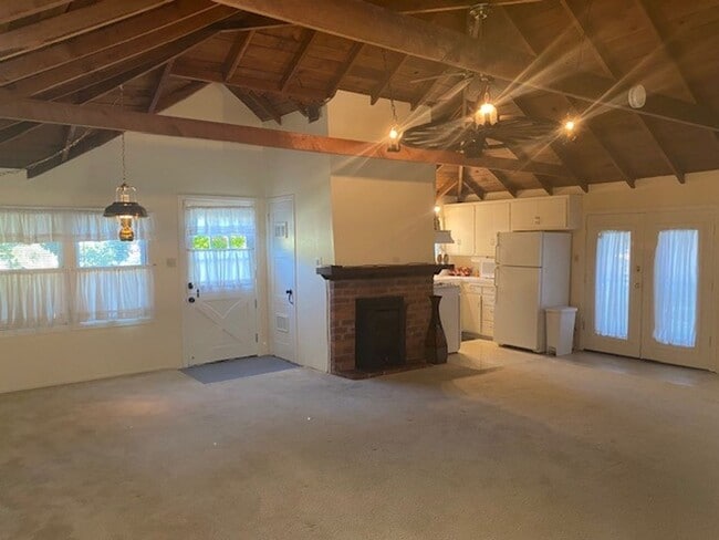 Building Photo - Charming Studio Cottage for Lease