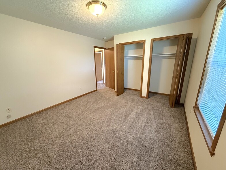 Building Photo - 1915 W 6th St