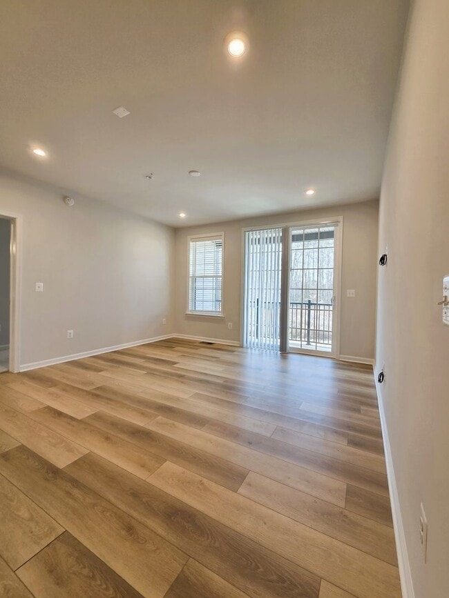 Building Photo - Newer ground level condo in Coalfield Station located in highly desireable Midlothian.