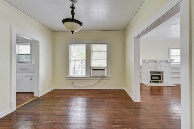 Building Photo - Old-world elegance with modern comfort!