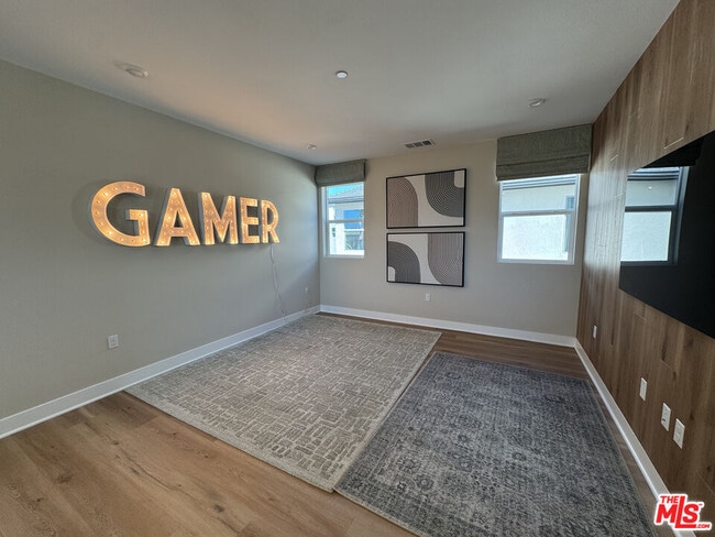 Building Photo - 406 Clipper