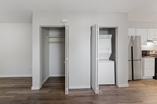 Building Photo - 1 BD available in the serene SW Hills