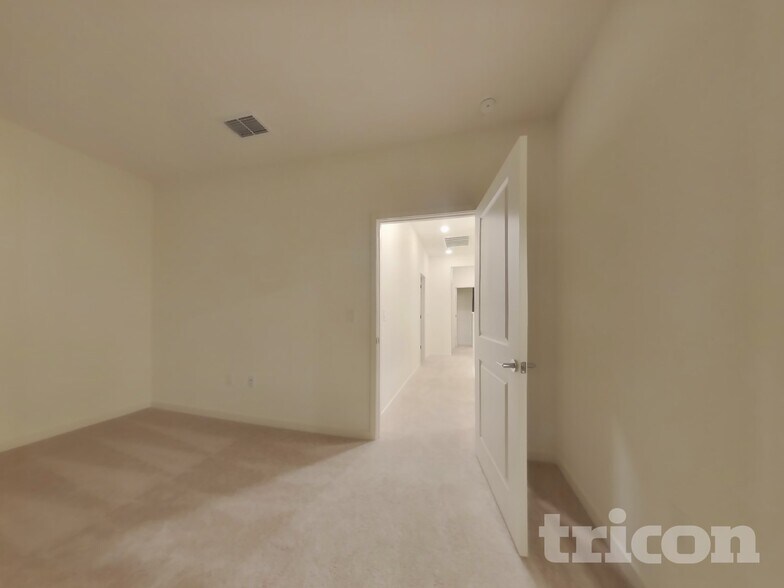 Building Photo - 2050 Delta Vw Ave