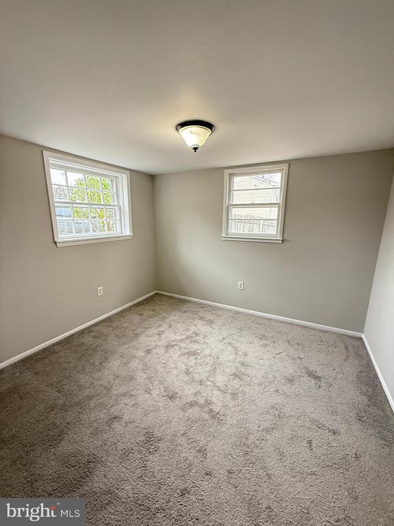 Building Photo - 5055 Lakeland Ct