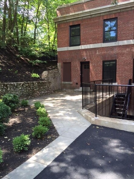 Building Photo - 2044 Beacon St