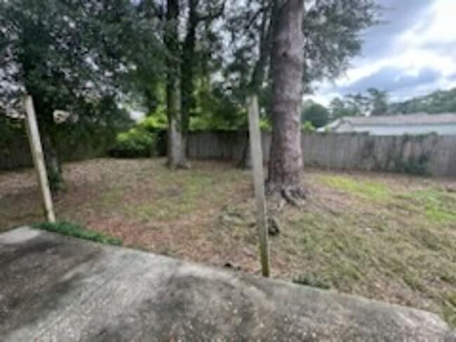 Building Photo - Desirable 3 Bedroom Home