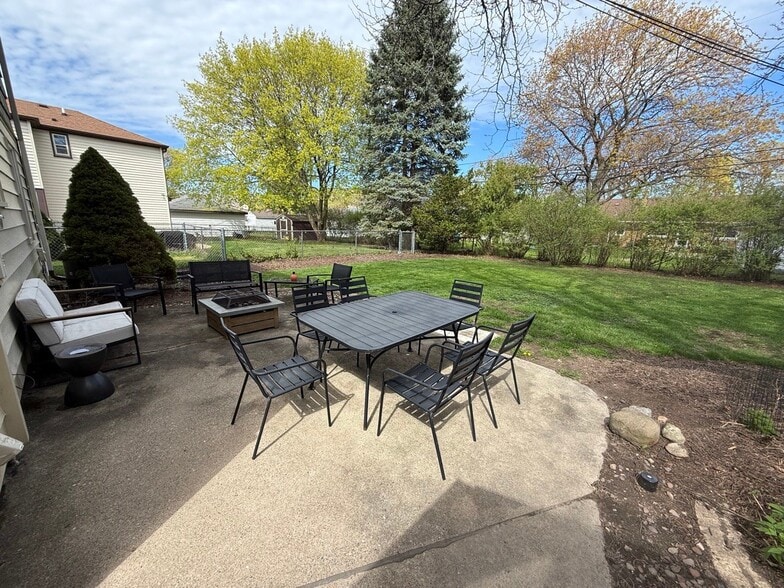 Building Photo - 5350 N Navajo Ave