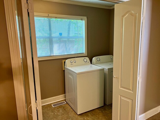 Building Photo - For Rent - 3 Bedroom 1 Bath