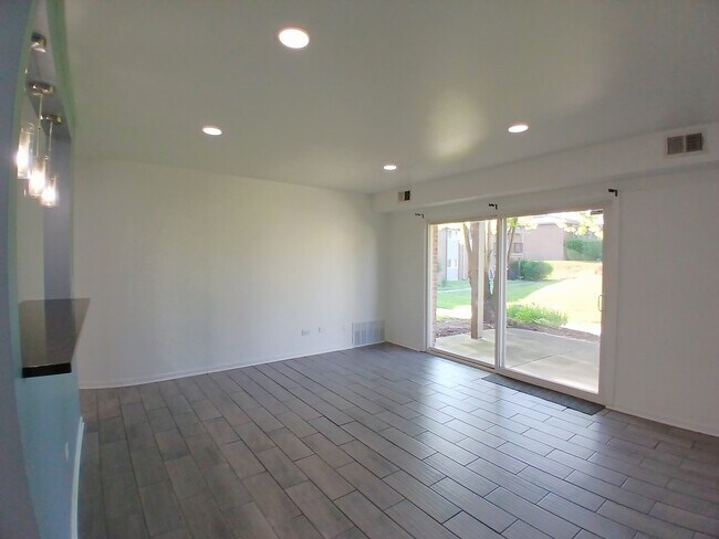 Building Photo - 2300 Beau Monde Ln