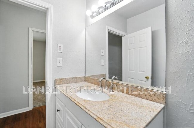 Building Photo - 822 Searles Rd