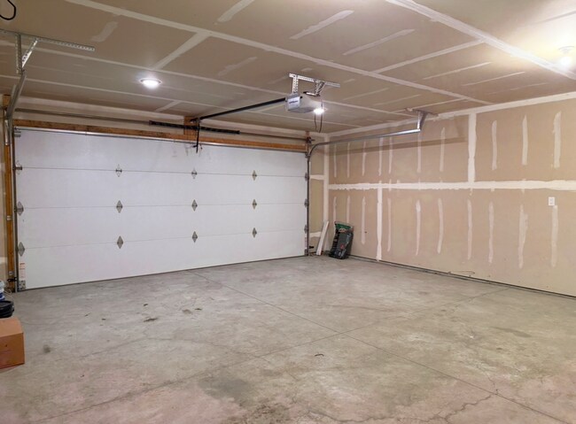 Building Photo - Beautiful Kalispell Home