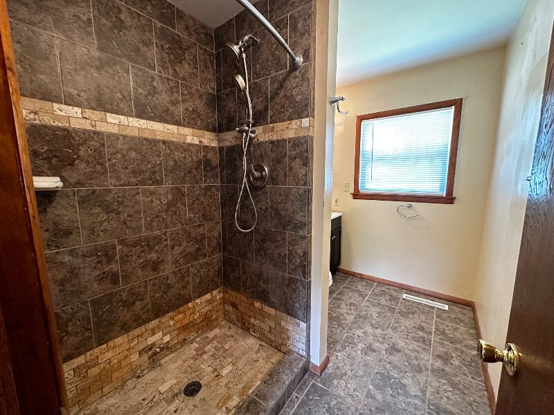 Building Photo - 5 Pleasant Ridge Dr