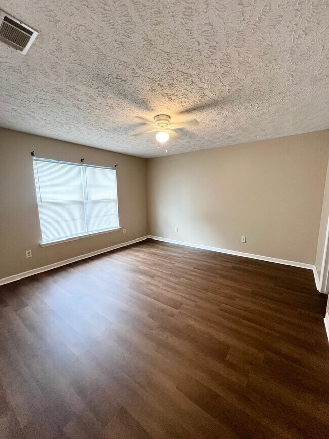 Building Photo - 623 Belle Court