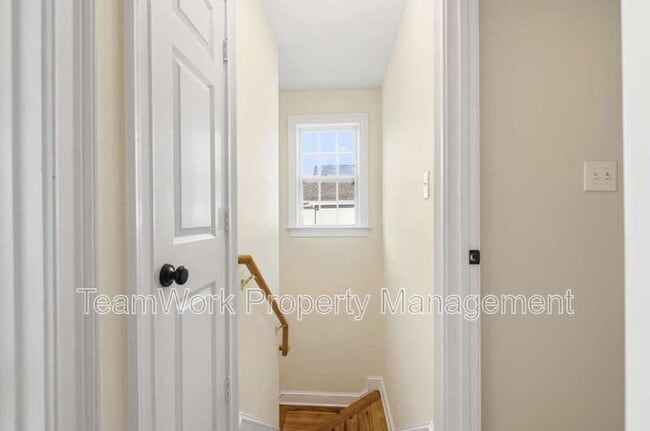 Building Photo - 1124 5th Ave