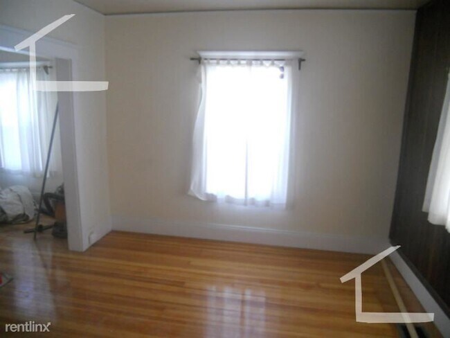 Building Photo - 3 br, 1.5 bath House - 32 Brooks St # 35