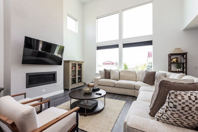 Building Photo - 5 Bedroom/4 Bathroom House in Lehi