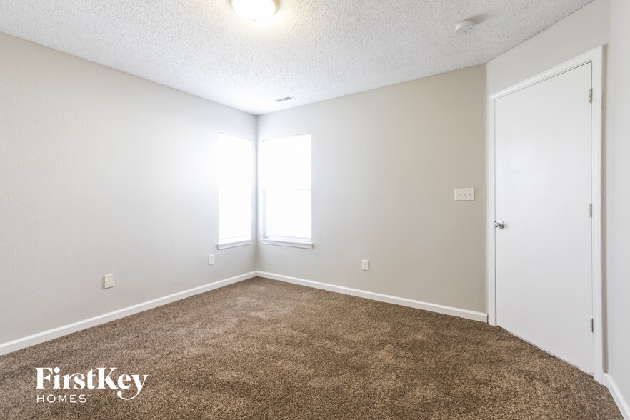 Building Photo - 3912 Roundwood Dr