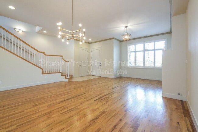 Building Photo - 566 Josephine St