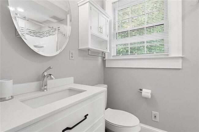 Building Photo - 826 Mentelle Dr NE