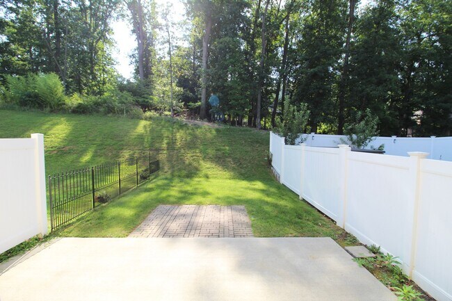 Building Photo - Spacious 3–4 Bedroom Townhome in Prime Loc...