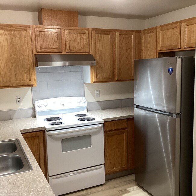 Building Photo - Spacious 3 bedroom townhome on cul-de-sac