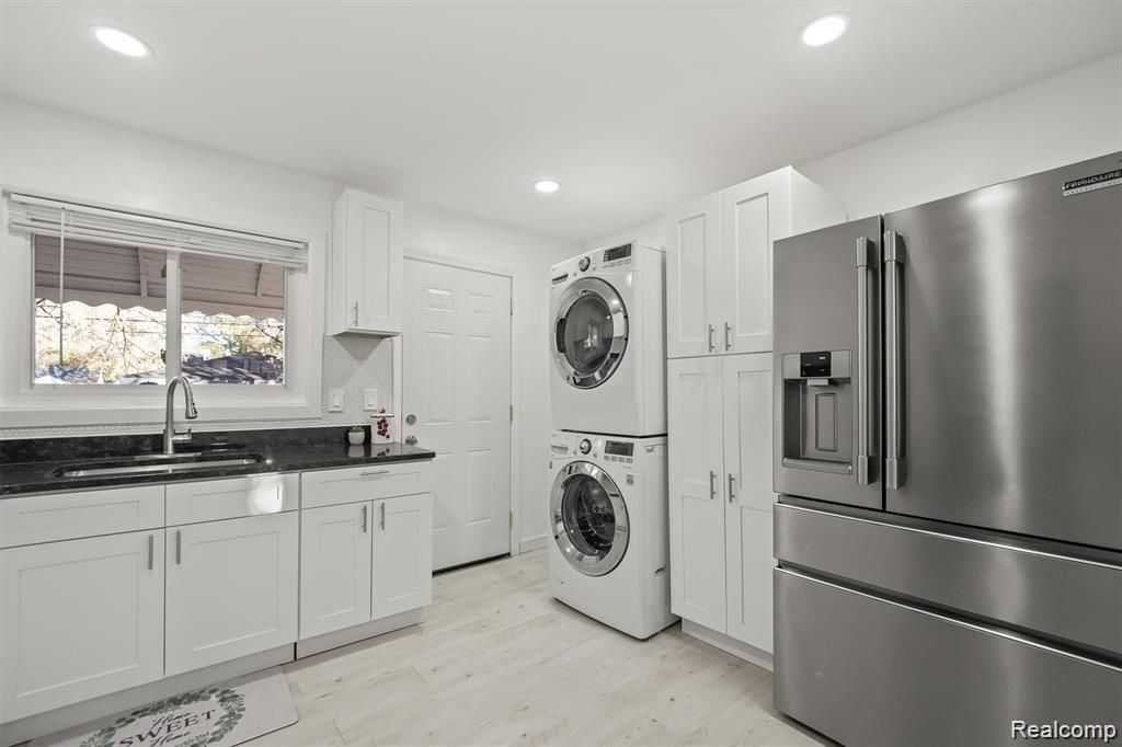 Building Photo - 5749 Detroit St