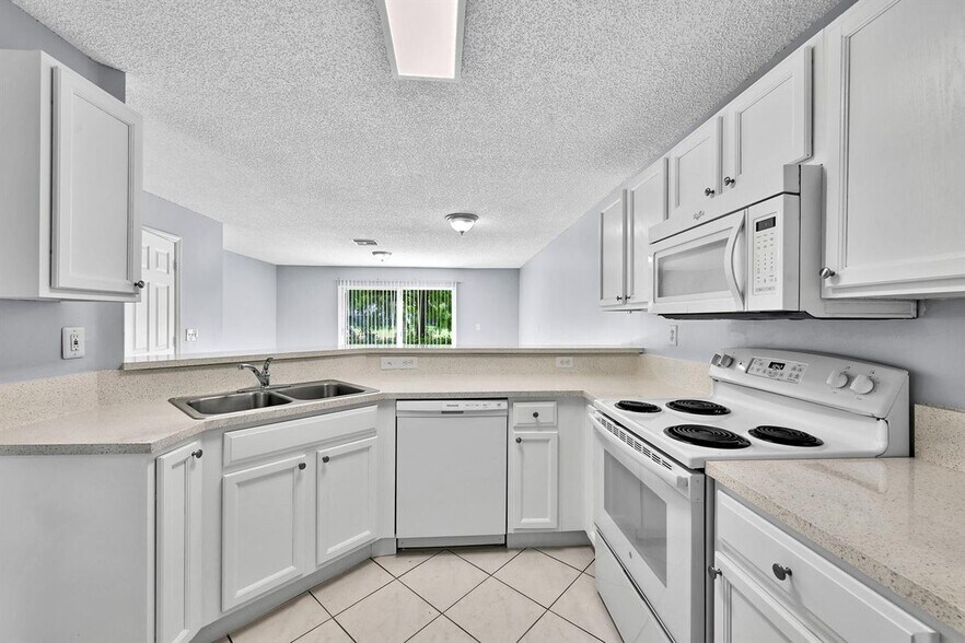 Building Photo - 8658 S Southgate Shores Cir
