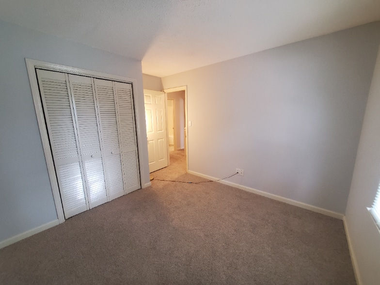 Building Photo - 7325 N Thorncliff Pl