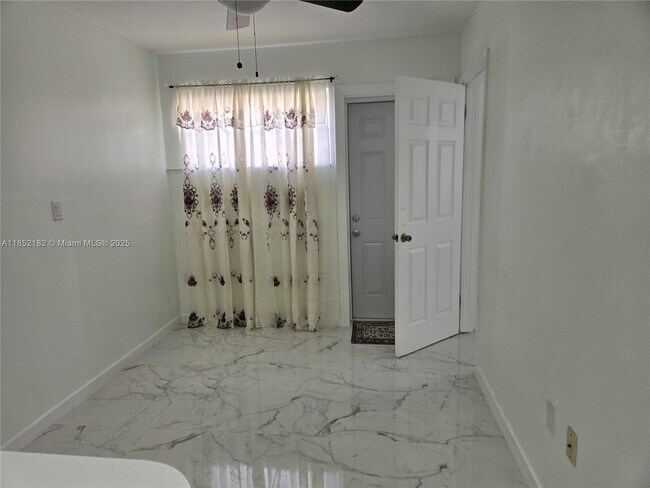 Building Photo - 6748 SW 34th Ct