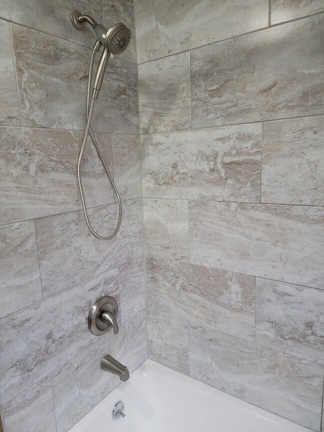 Building Photo - 197 Center St