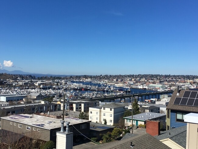 Building Photo - 3 Bedroom 2.5 Bath Queen Anne Townhome