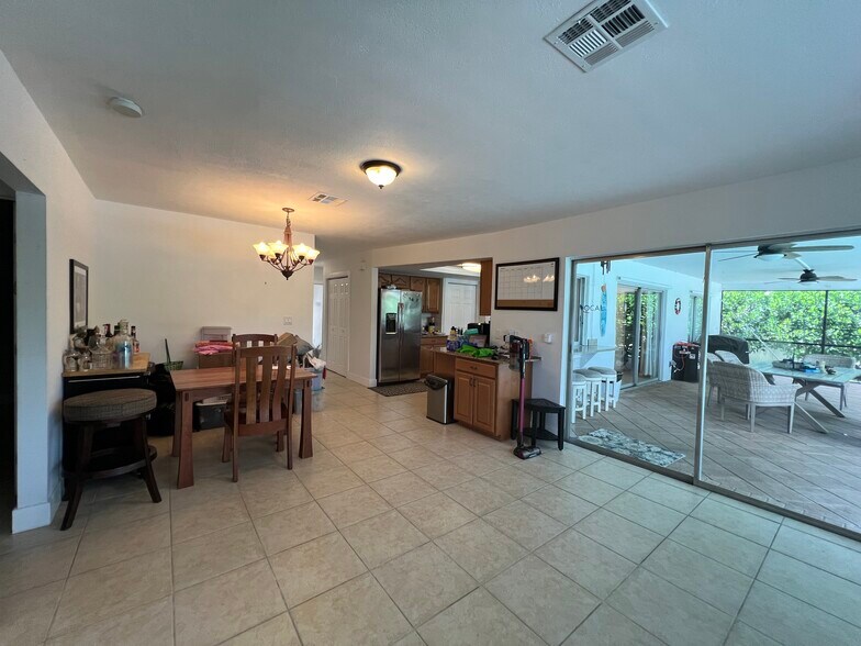 Building Photo - 858 Rose Way
