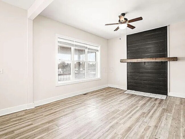 Building Photo - 4 Bedroom Home Close to Downtown