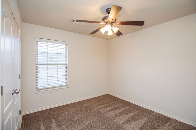 Building Photo - ***300 Copper Oaks***