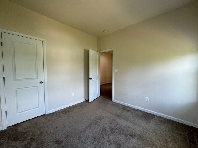 Building Photo - Luxurious 3 Bed 2.5 Bath End-Unit Townhome...