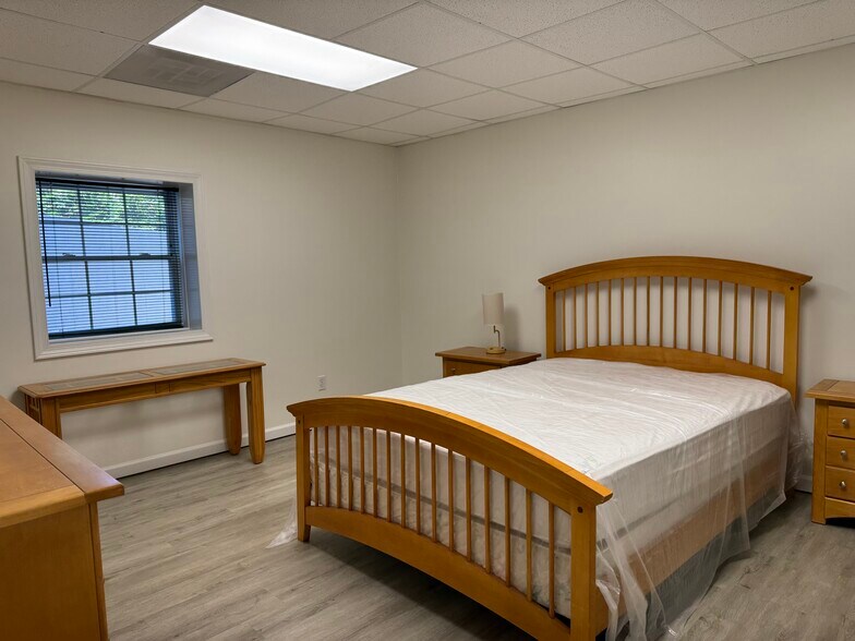 Spacious bedroom - 4615 Forest Pl