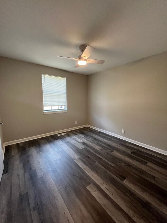 Building Photo - 2 Bedroom/ 1 Bathroom Duplex in Hermitage