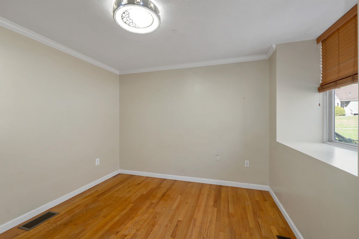 Building Photo - 32 Suffolk, 173