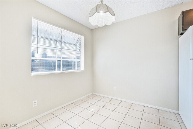 Building Photo - 2685 Jennydiane Dr