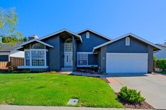 Building Photo - Gorgeous 3 Bedroom with office or separate...