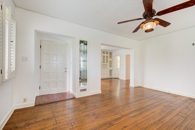 Building Photo - 556 Radcliffe Ave